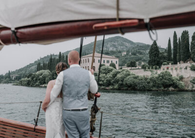 Brautpaar beim Paarshooting mit der Hochzeitsfotografin auf der Siora Veronica, ein Zweimastschoner der am Gardasee unterwegs ist