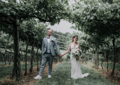 Brautpaar in den Weinbergen über Bardolino am Gardasee