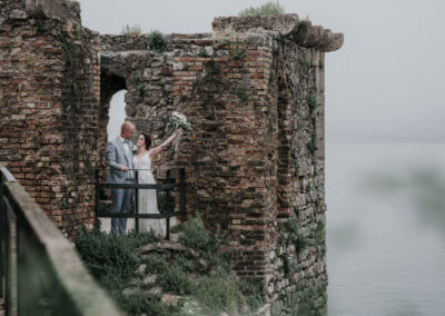Brautpaar beim Paarshooting mit der Hochzeitsfotografin in den Türmen der Scaliger Burg in Torri Del Benaco