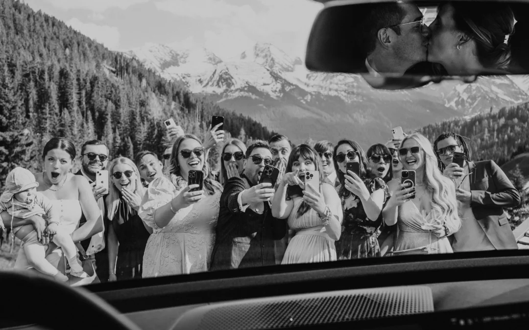 Brautfoto Award 2026: Barbara Weber gewinnt Platz 1 in der Kategorie Familie & Freunde – Hochzeitsgäste fotografieren das Brautpaar, das sich im Rückspiegel küsst